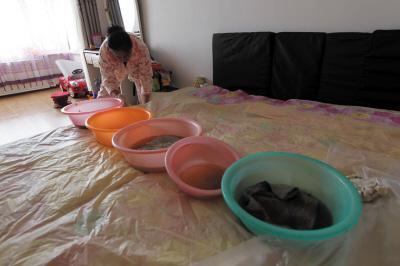 酒泉楼上漏水，住户失联，小区没物管，业主维权难！律师来支招……